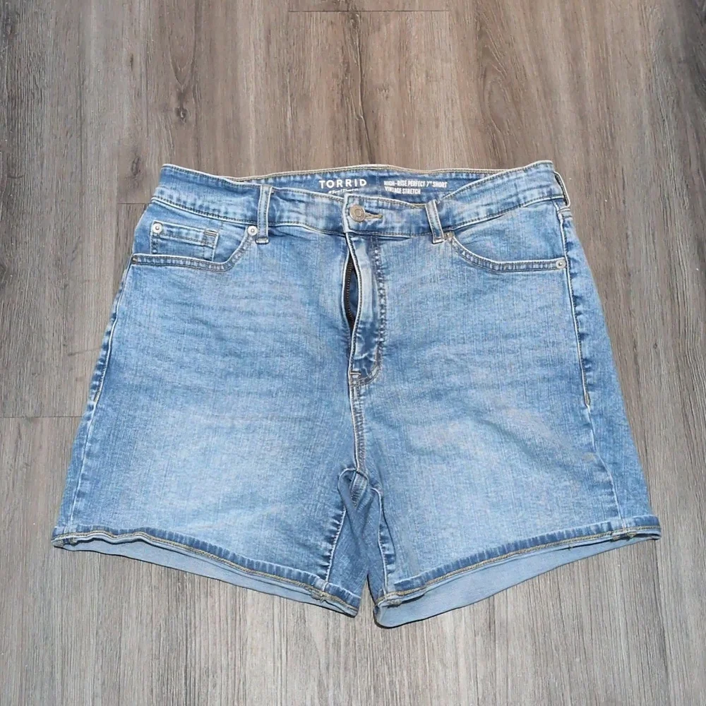 ✨SOLD✨ Torrid 7" Denim Shorts Sz 14 Vintage Stretch High Rise - Picture 5 of 9